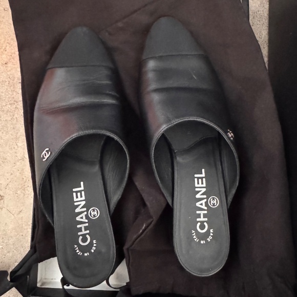 AUTHENTIC Chanel 2018 Interlocking CC Logo Mules Women's Size: 7 | IT 37 - Picture 4 of 16